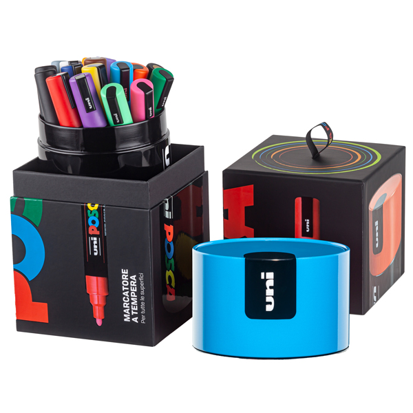  Gift Box c/coperchio blu 18 marcatori Uni Posca PC5M punta media col.ass. UNI 